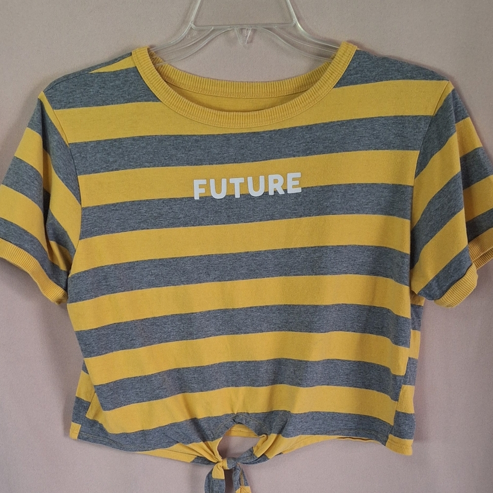 🌿 5/$25. Future Graphic Crew Short Sleeve Crop, Size M (A4)